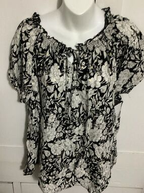 Black and White Floral Peasant Top - Women Size 1X NWT
